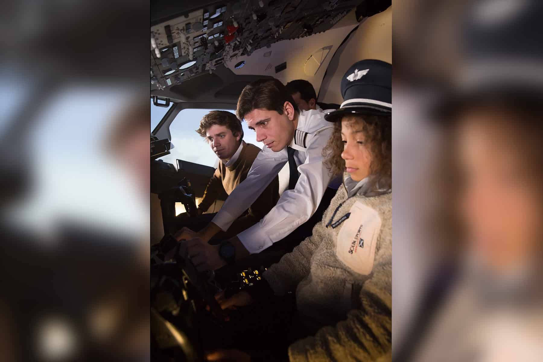 B737-2-fun-pilots-and-instructor
