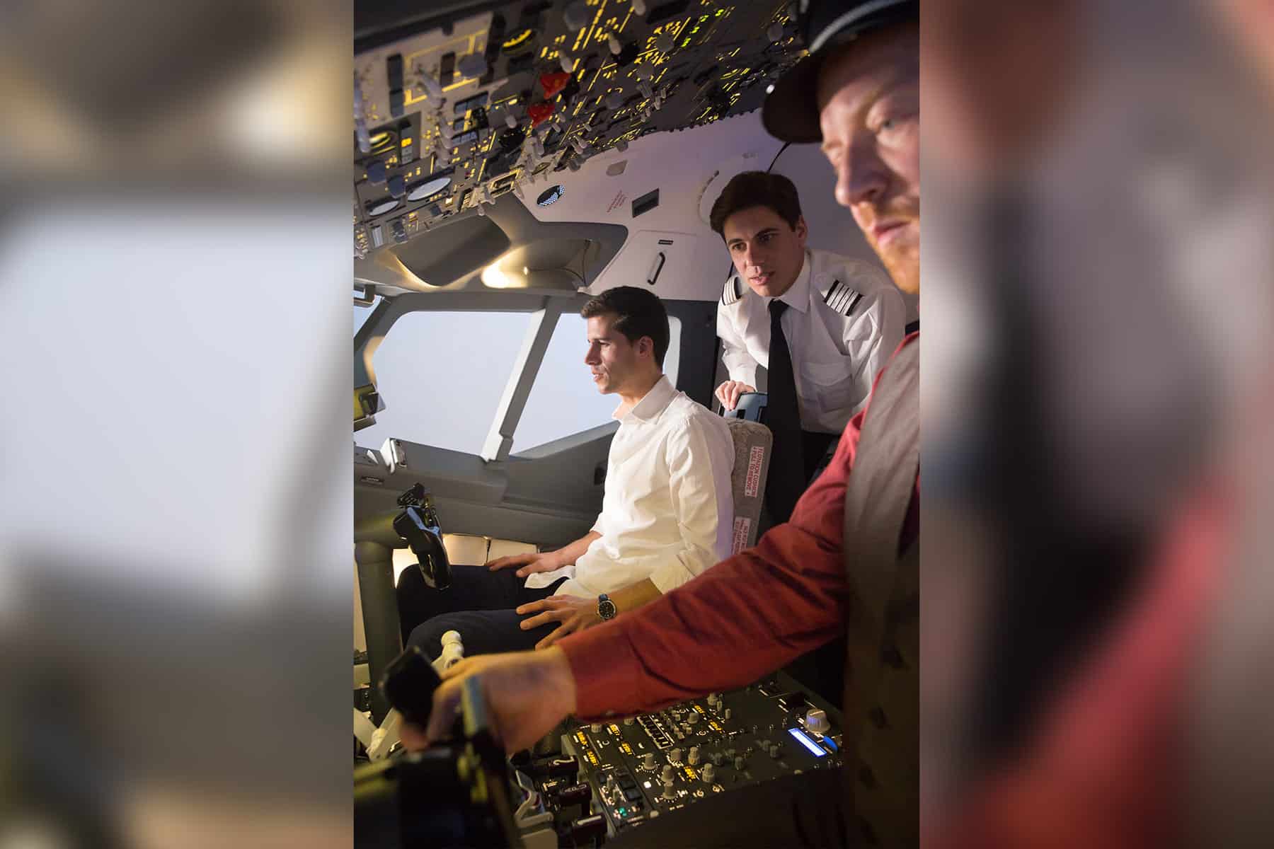 B737-2-fun-pilots-close-and-instructor