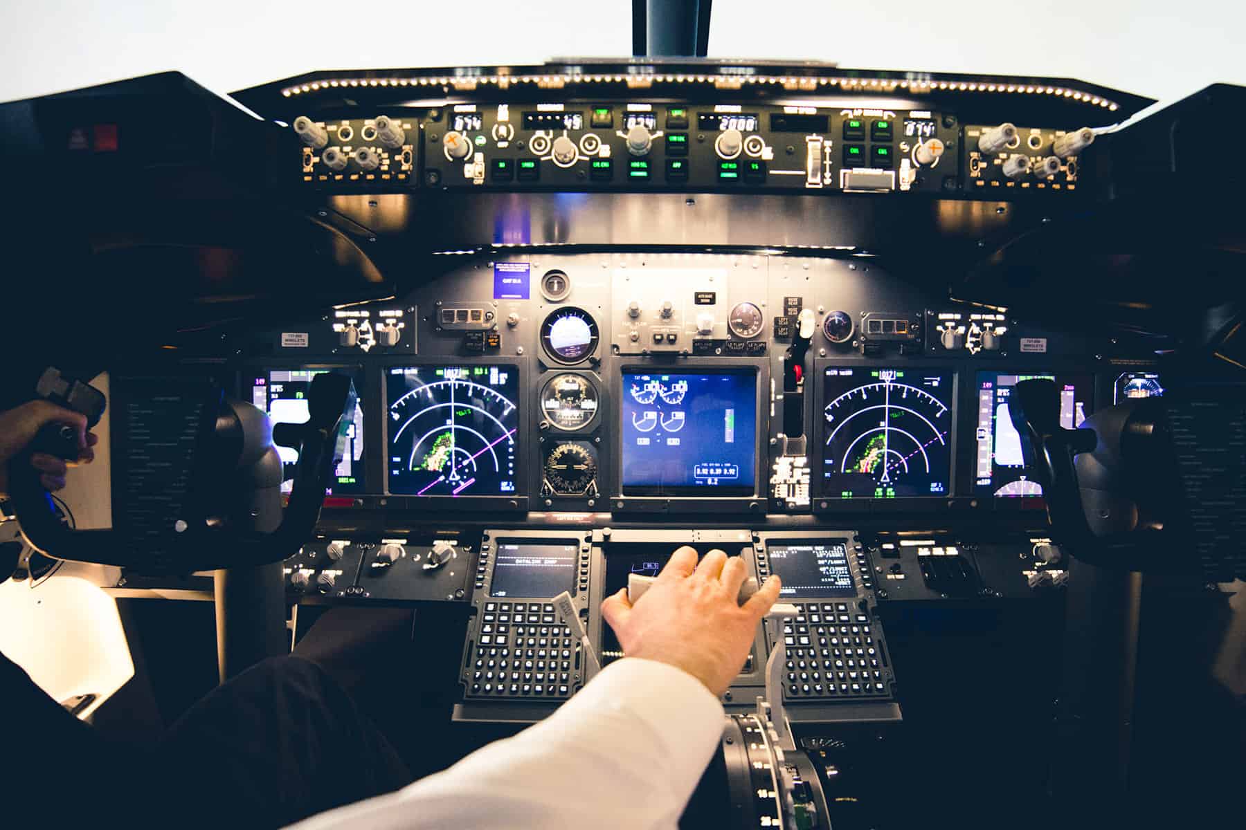 B737-hand-on-throttles-1920x1280